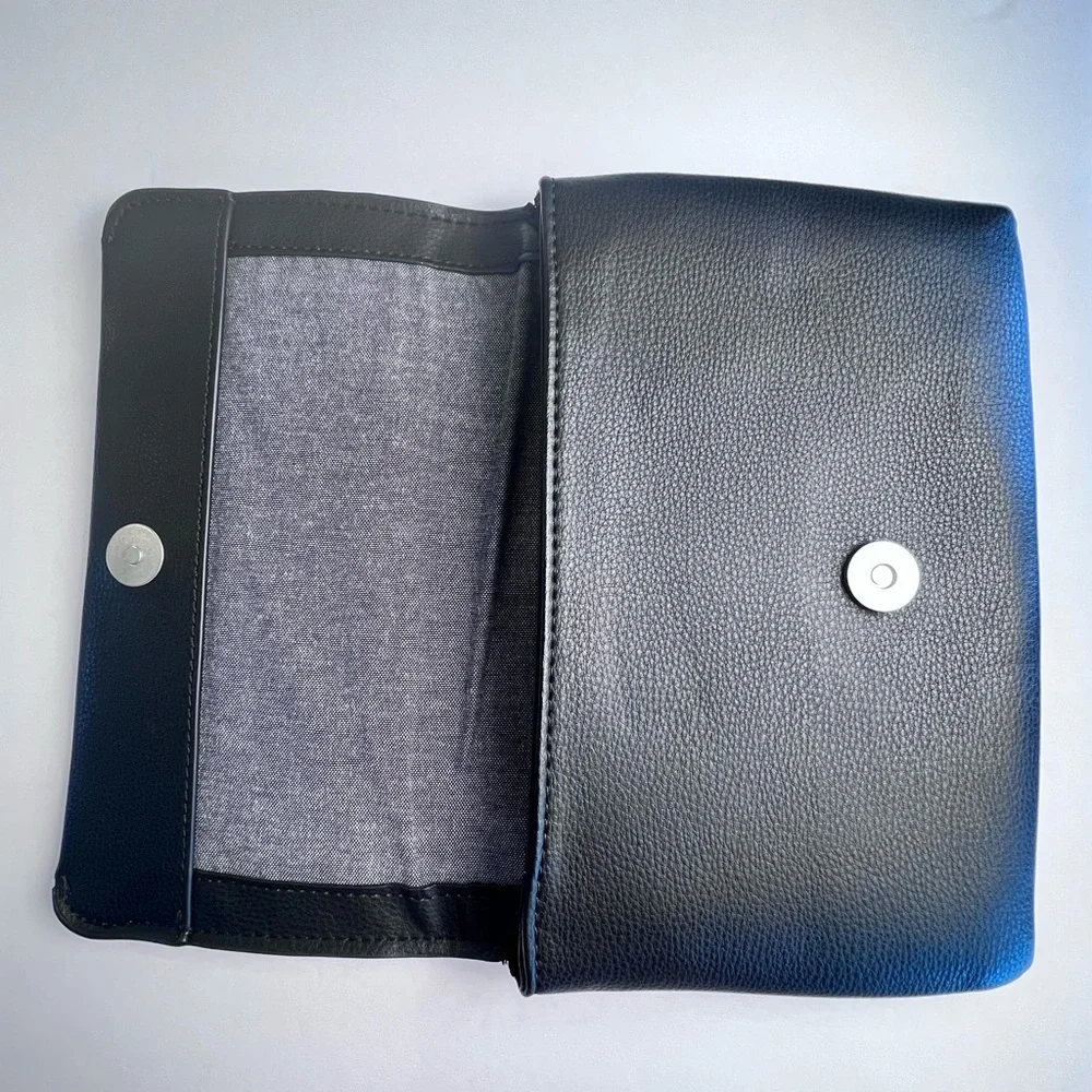 Lucky Brand black tone is a Clutch now cuz had conscious uncoupling with strap
